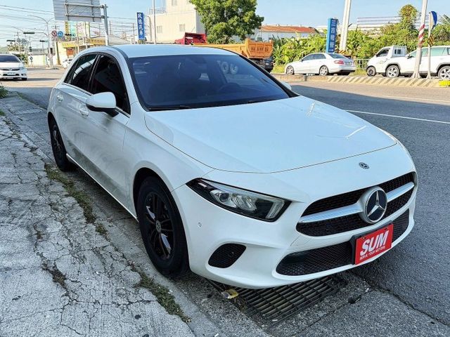 總代理 A180 全車原鈑件 1.3渦輪增壓 摘星版 女用車 配備電動座椅 換檔快撥 前後雷達 大螢幕 多功能影音系統  第2張相片