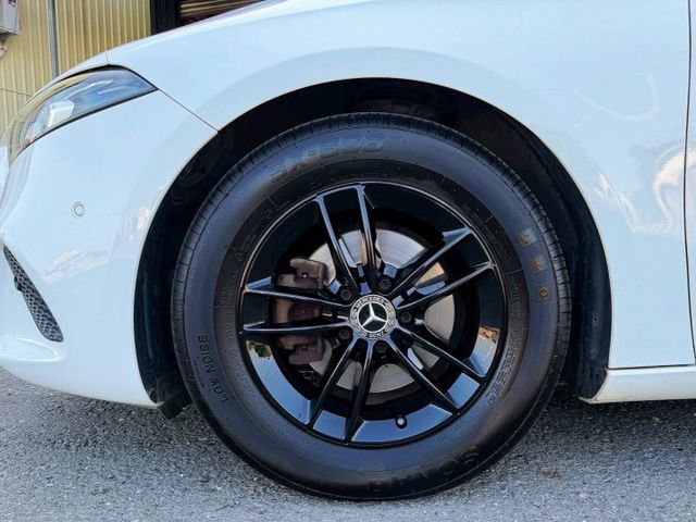 總代理 A180 全車原鈑件 1.3渦輪增壓 摘星版 女用車 配備電動座椅 換檔快撥 前後雷達 大螢幕 多功能影音系統  第6張相片