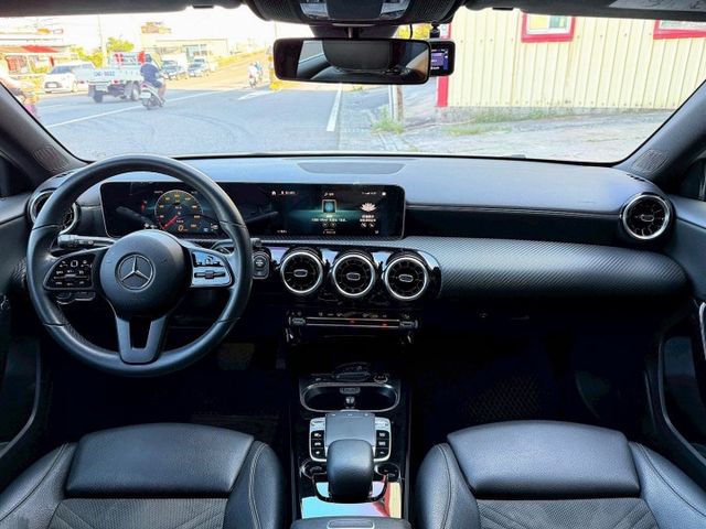 總代理 A180 全車原鈑件 1.3渦輪增壓 摘星版 女用車 配備電動座椅 換檔快撥 前後雷達 大螢幕 多功能影音系統  第7張相片