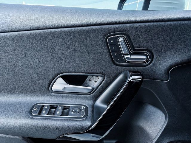 總代理 A180 全車原鈑件 1.3渦輪增壓 摘星版 女用車 配備電動座椅 換檔快撥 前後雷達 大螢幕 多功能影音系統  第12張相片
