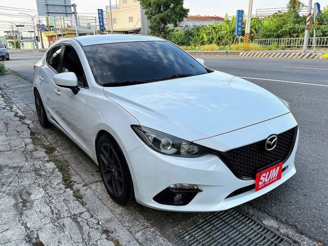 Mazda3 四門 尊榮版 全車原鈑件 里程保證 改裝17吋鋁圈 免鑰匙 定速 多功能方向盤 倒車顯影 可以全額貸款  第2張相片