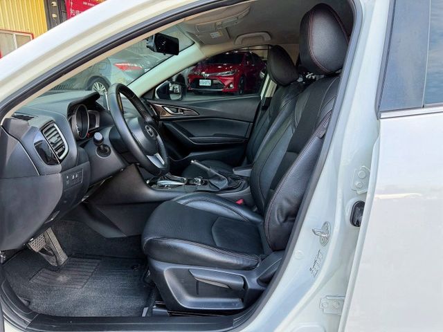 Mazda3 四門 尊榮版 全車原鈑件 里程保證 改裝17吋鋁圈 免鑰匙 定速 多功能方向盤 倒車顯影 可以全額貸款  第7張相片