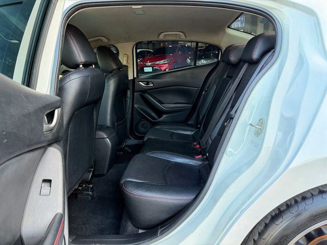 Mazda3 四門 尊榮版 全車原鈑件 里程保證 改裝17吋鋁圈 免鑰匙 定速 多功能方向盤 倒車顯影 可以全額貸款  第8張相片