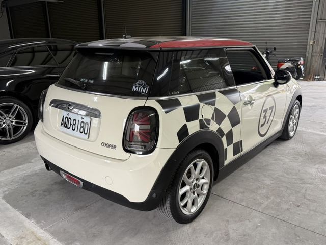 客戶寄賣~原鈑件 質感英倫風 可愛小鋼炮 R56 MINI COOPER 1.5渦輪 3D 免鑰匙 魚眼頭燈 循跡防滑  第4張相片