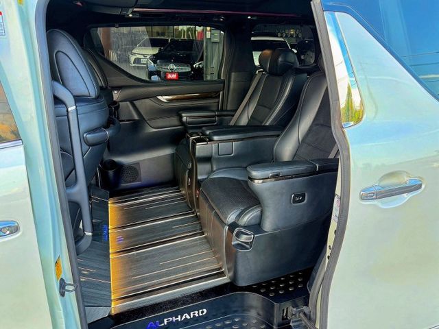 全車精品改裝 蒙娜麗莎大包 三眼頭燈 前後AP卡鉗 20吋鋁圈 大理石地板 鋁合金迎賓踏板 變形蟲方向盤 八核心安卓機  第10張相片