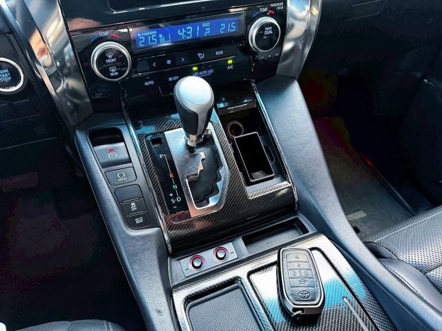 全車精品改裝 蒙娜麗莎大包 三眼頭燈 前後AP卡鉗 20吋鋁圈 大理石地板 鋁合金迎賓踏板 變形蟲方向盤 八核心安卓機  第14張相片