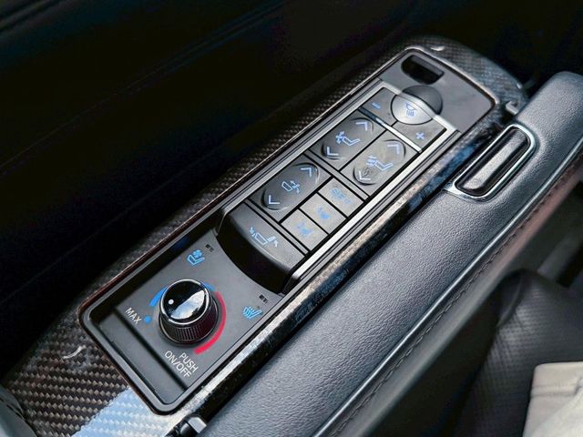 全車精品改裝 蒙娜麗莎大包 三眼頭燈 前後AP卡鉗 20吋鋁圈 大理石地板 鋁合金迎賓踏板 變形蟲方向盤 八核心安卓機  第15張相片