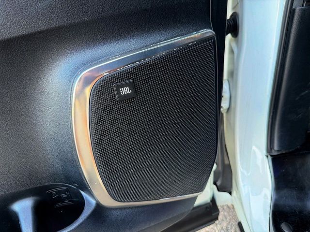 全車精品改裝 蒙娜麗莎大包 三眼頭燈 前後AP卡鉗 20吋鋁圈 大理石地板 鋁合金迎賓踏板 變形蟲方向盤 八核心安卓機  第16張相片
