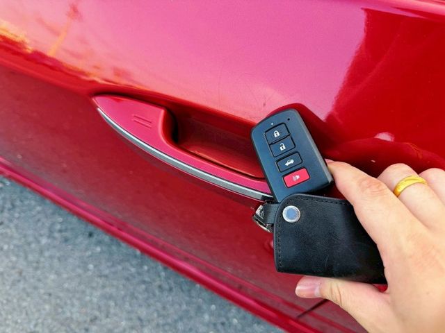 稀有X版 正一手車 空力套件 里程跑少 高階有免鑰匙/摸門 定速 恆溫 半數位儀表 原廠+精裝影音 行車紀錄器 17鋁圈  第6張相片