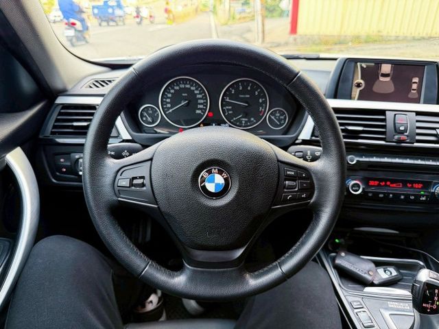 F30 316i 渦輪增壓 全車原鈑件 一手女用車 低里程~1年跑不到1萬 免鑰匙啟動 雙區恆溫空調 原廠HID頭燈  第9張相片