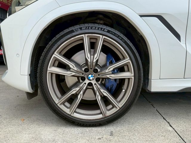 稀有X6 M50i 總代理 一手車 質感紅內裝 5AU 全景 HK音響 22吋鋁圈 M卡鉗 抬顯  電懸 跑排 水晶排檔  第4張相片