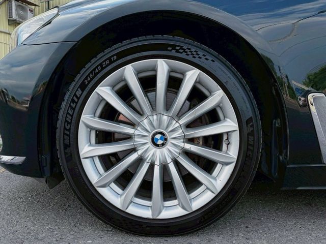 總代理 740Li Luxury 長軸 豪華配置 全景天窗 19吋鋁圈 環景影像 HK音響 CarPlay 四座冷熱椅  第6張相片