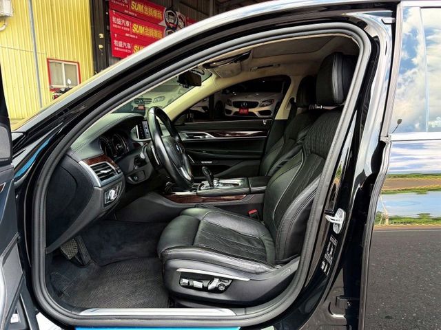 總代理 740Li Luxury 長軸 豪華配置 全景天窗 19吋鋁圈 環景影像 HK音響 CarPlay 四座冷熱椅  第8張相片