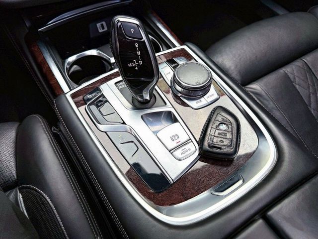 總代理 740Li Luxury 長軸 豪華配置 全景天窗 19吋鋁圈 環景影像 HK音響 CarPlay 四座冷熱椅  第12張相片