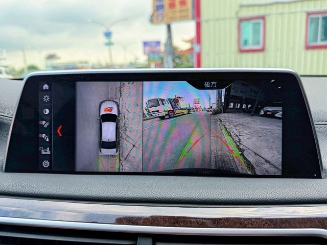 總代理 740Li Luxury 長軸 豪華配置 全景天窗 19吋鋁圈 環景影像 HK音響 CarPlay 四座冷熱椅  第16張相片