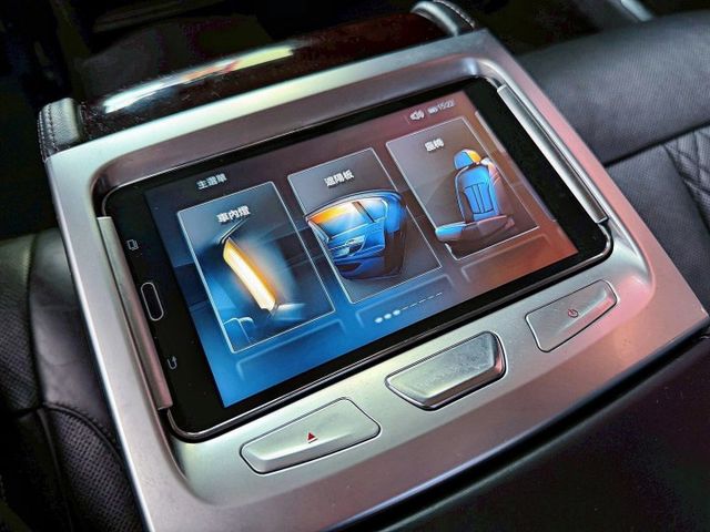 總代理 740Li Luxury 長軸 豪華配置 全景天窗 19吋鋁圈 環景影像 HK音響 CarPlay 四座冷熱椅  第18張相片