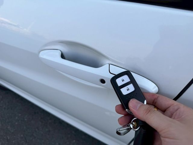 一手女用車 Yes認證車 VTi-S版 免鑰匙啟動/摸門解鎖 定速 恆溫空調 換檔撥片 升級安卓機 CarPlay 導航  第5張相片