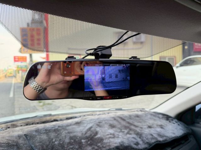 一手女用車 Yes認證車 VTi-S版 免鑰匙啟動/摸門解鎖 定速 恆溫空調 換檔撥片 升級安卓機 CarPlay 導航  第13張相片