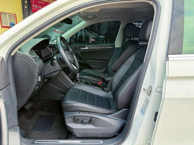 全車原鈑件 原漆 市場最低里程 僅跑1萬初~新價格!! 280TSi Elegance 1.5渦輪 LV2跟車 盲點偵測  第8張相片