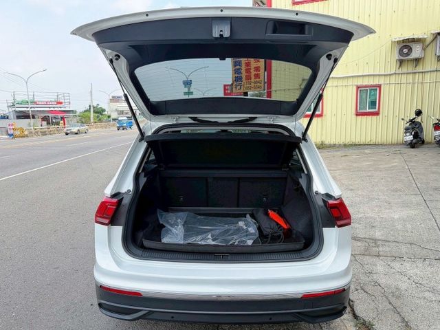 全車原鈑件 原漆 市場最低里程 僅跑1萬初~新價格!! 280TSi Elegance 1.5渦輪 LV2跟車 盲點偵測  第10張相片