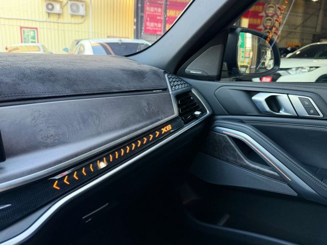 全車原鈑件 Goo認證 新車保固中 送50萬改裝 碳纖維包圍 前10後4卡鉗 改裝22吋鋁圈 中尾段排氣管 全車犀牛皮  第10張相片