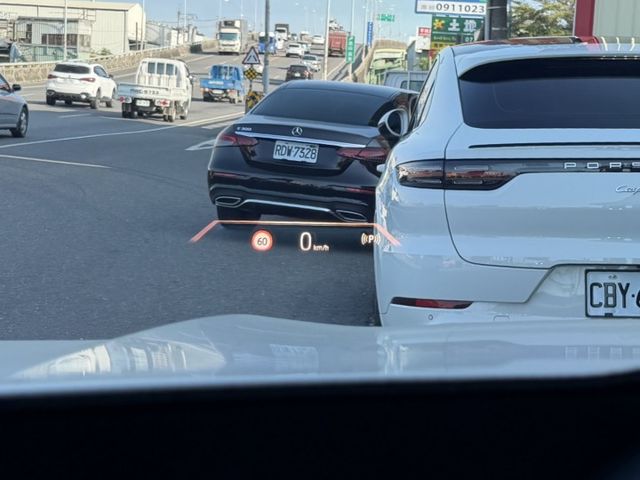 全車原鈑件 Goo認證 新車保固中 送50萬改裝 碳纖維包圍 前10後4卡鉗 改裝22吋鋁圈 中尾段排氣管 全車犀牛皮  第14張相片