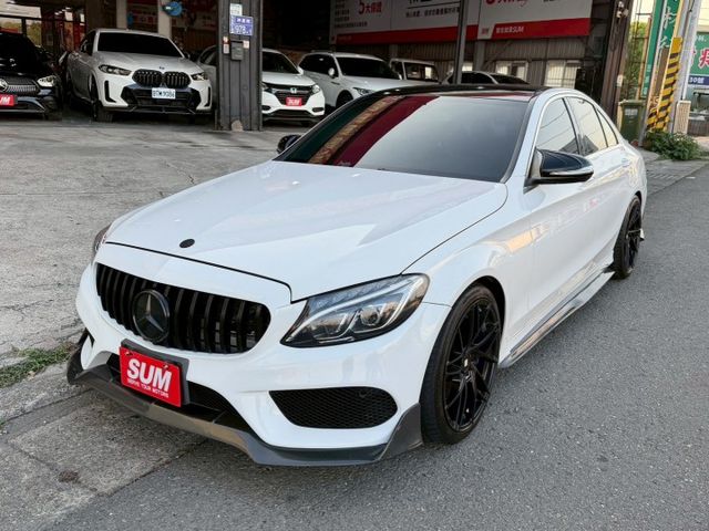 年輕人最愛C300 全車改AMG包 碳纖維下巴/導流 19吋鋁圈 加大卡鉗 全景天窗 全車氣氛燈 渦輪出風口 旋轉柏林  第1張相片