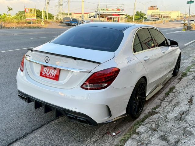 年輕人最愛C300 全車改AMG包 碳纖維下巴/導流 19吋鋁圈 加大卡鉗 全景天窗 全車氣氛燈 渦輪出風口 旋轉柏林  第3張相片