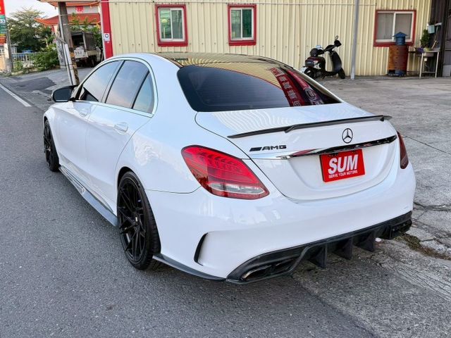 年輕人最愛C300 全車改AMG包 碳纖維下巴/導流 19吋鋁圈 加大卡鉗 全景天窗 全車氣氛燈 渦輪出風口 旋轉柏林  第4張相片