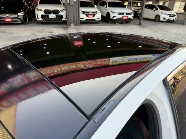 年輕人最愛C300 全車改AMG包 碳纖維下巴/導流 19吋鋁圈 加大卡鉗 全景天窗 全車氣氛燈 渦輪出風口 旋轉柏林  第7張相片
