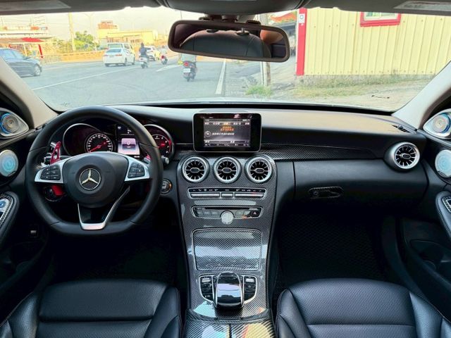 年輕人最愛C300 全車改AMG包 碳纖維下巴/導流 19吋鋁圈 加大卡鉗 全景天窗 全車氣氛燈 渦輪出風口 旋轉柏林  第8張相片