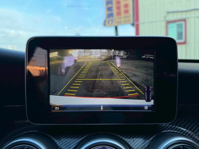 年輕人最愛C300 全車改AMG包 碳纖維下巴/導流 19吋鋁圈 加大卡鉗 全景天窗 全車氣氛燈 渦輪出風口 旋轉柏林  第16張相片