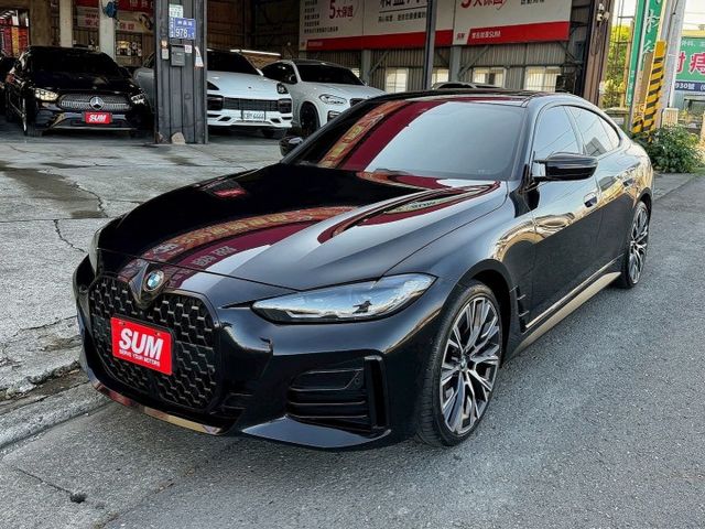 G世代 大鼻頭430i M版 全車原鈑件 改裝雷射尾燈 選配紅內裝 20吋放射鋁圈 M卡鉗 水晶排檔頭 360環景系統  第1張相片