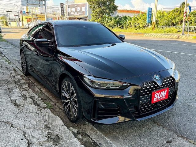 G世代 大鼻頭430i M版 全車原鈑件 改裝雷射尾燈 選配紅內裝 20吋放射鋁圈 M卡鉗 水晶排檔頭 360環景系統  第2張相片