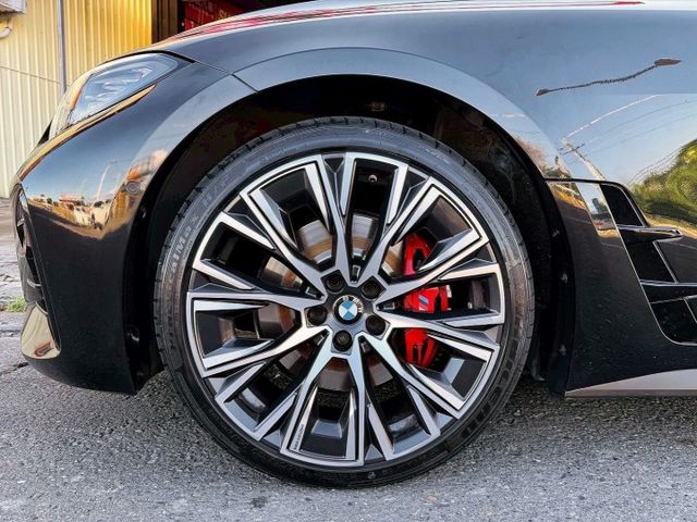 G世代 大鼻頭430i M版 全車原鈑件 改裝雷射尾燈 選配紅內裝 20吋放射鋁圈 M卡鉗 水晶排檔頭 360環景系統  第6張相片