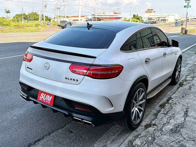 GLE63 AMG 全車原鈑件 全車包膜消光白 總代理 配備23P跟車 HK音響 三區恆溫 21吋AMG鋁圈 電子懸吊  第3張相片