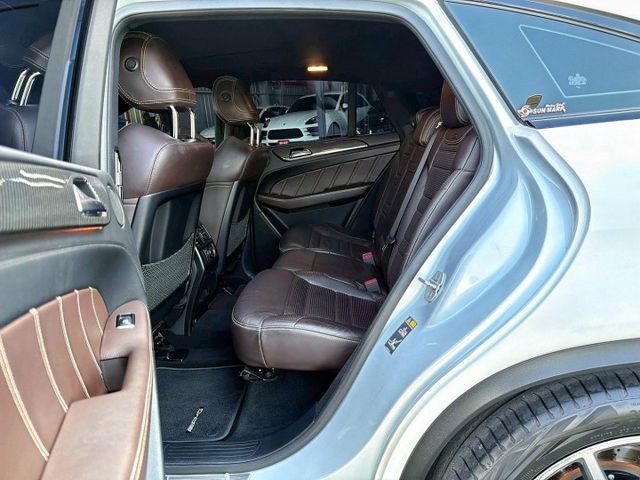 GLE63 AMG 全車原鈑件 全車包膜消光白 總代理 配備23P跟車 HK音響 三區恆溫 21吋AMG鋁圈 電子懸吊  第10張相片