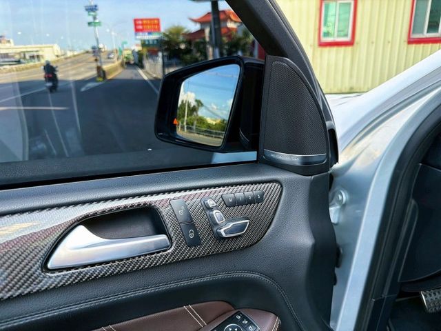 GLE63 AMG 全車原鈑件 全車包膜消光白 總代理 配備23P跟車 HK音響 三區恆溫 21吋AMG鋁圈 電子懸吊  第14張相片