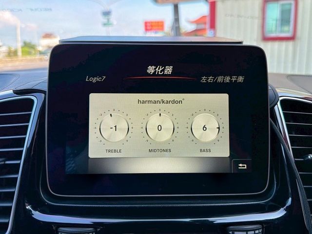 GLE63 AMG 全車原鈑件 全車包膜消光白 總代理 配備23P跟車 HK音響 三區恆溫 21吋AMG鋁圈 電子懸吊  第17張相片