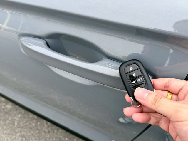 S版 原廠水泥灰 一手車超低里程~僅跑1萬7千公里!!ACC跟車 無線充電版 電尾門 換檔快撥 恆溫 CarPlay  第6張相片