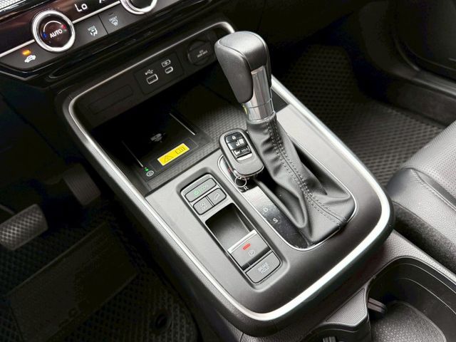 S版 原廠水泥灰 一手車超低里程~僅跑1萬7千公里!!ACC跟車 無線充電版 電尾門 換檔快撥 恆溫 CarPlay  第12張相片