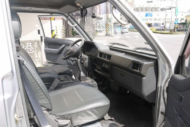 認證車 僅跑3萬 里程保證 一手車 八人座 車況極佳 保證滿意 得利卡廂車 2.4  第12張相片