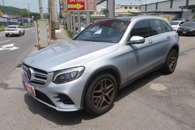 認證車 運動版 全景天窗 23P AMG套件 360度環景 盲點 摸門 總代理 GLC250  第2張相片