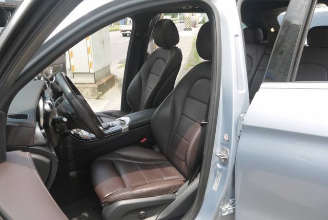 認證車 運動版 全景天窗 23P AMG套件 360度環景 盲點 摸門 總代理 GLC250  第7張相片