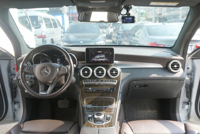 認證車 運動版 全景天窗 23P AMG套件 360度環景 盲點 摸門 總代理 GLC250  第12張相片