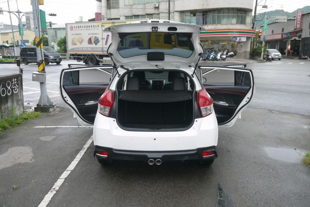 認證車 IKEY免鑰匙 恆溫 空力套件 觸控影音 一手車 豪華版 YARIS 1.5  第9張相片