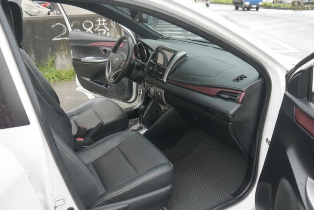 認證車 IKEY免鑰匙 恆溫 空力套件 觸控影音 一手車 豪華版 YARIS 1.5  第11張相片
