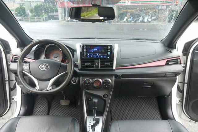 認證車 IKEY免鑰匙 恆溫 空力套件 觸控影音 一手車 豪華版 YARIS 1.5  第12張相片