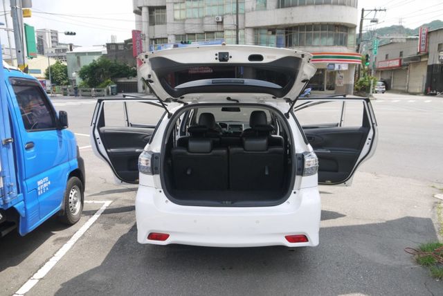 七人座 自用車 僅跑14萬 里程保證 胎壓 影音 無段變速 更省油好開 WISH  第11張相片