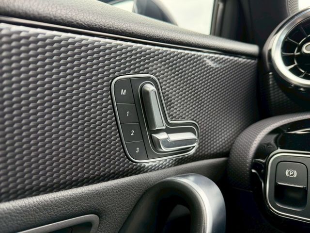 2018 BENZ A200 跑少優質認證車  第14張相片